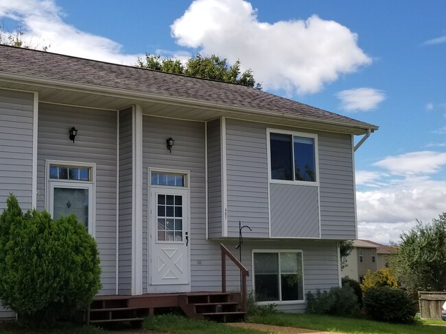 Building Photo - 3 Bedroom 2 bath Townhouse