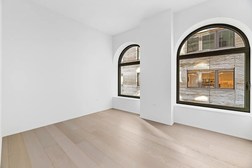 Building Photo - 130 William St