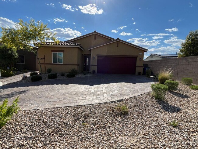 Building Photo - Lovely Single Story Home with Pool near Al...