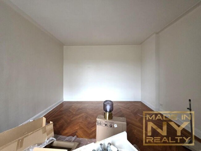Building Photo - 1 bedroom in ASTORIA NY 11102
