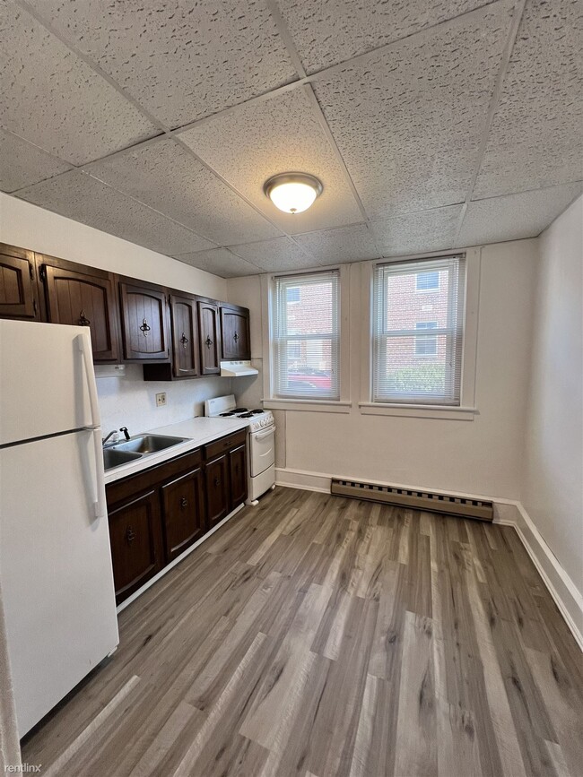 Building Photo - 1 br, 1 bath 4plex - 14 South Roland Stree...