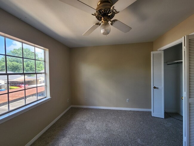 Building Photo - Village Green Townhome