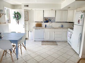 Building Photo - 820 Bourdeaux Dr