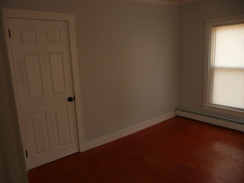 Building Photo - 76 Main St