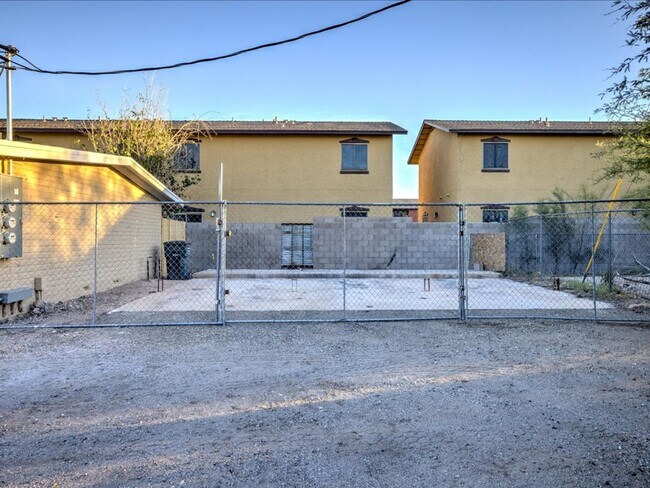 Building Photo - Fully Remodeled 2 Bedroom Home – Modern Co...