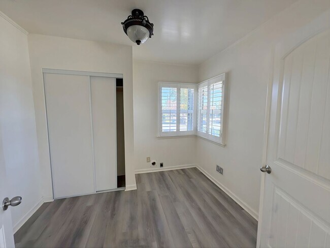 Building Photo - 587 E Arrow Hwy