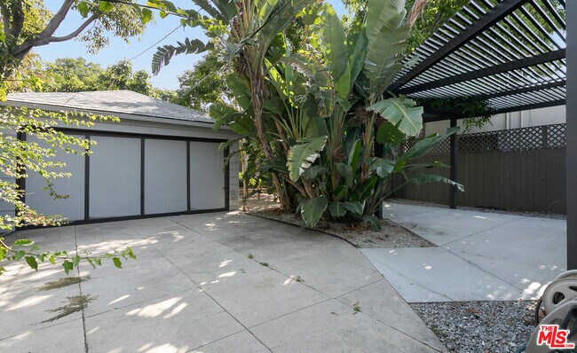 Building Photo - 508 N San Vicente Blvd