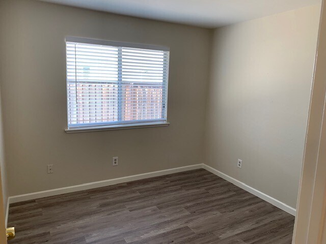 Building Photo - Spacious 3 Bedroom / 2 Bath Home with a Bo...