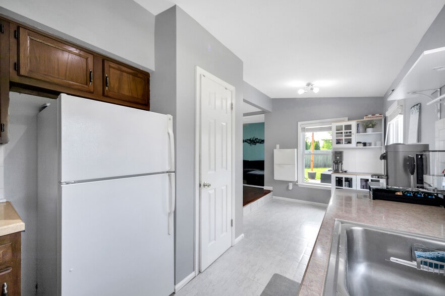Kitchen - 37 Curry Ln