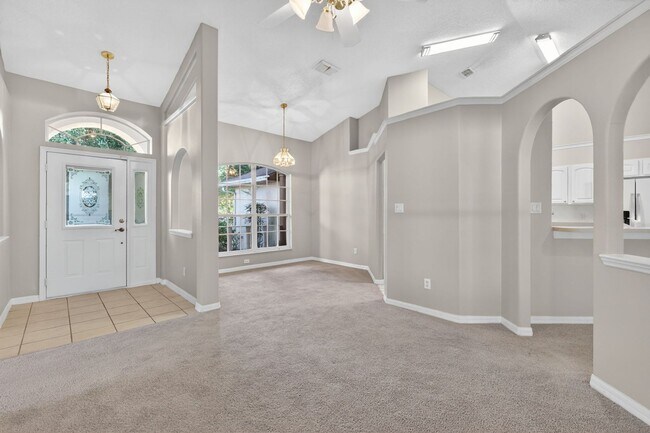 Building Photo - Available NOW - 3/2 Split Plan Home in Eustis with large Florida Rm!