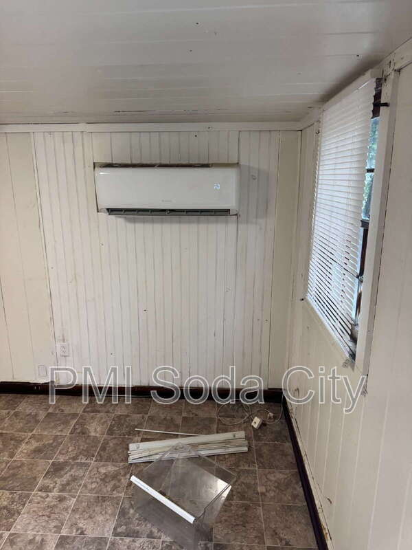 Building Photo - 211 E Brooks St