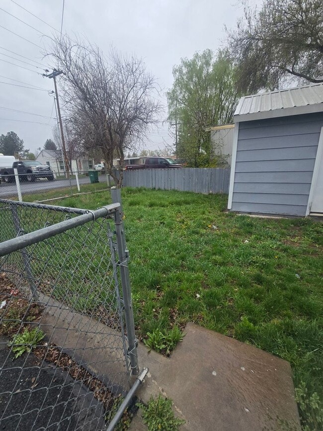 Building Photo - 2 bed 1 bath Recently Remodeled