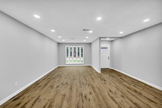 Building Photo - 1304 Sage Dr