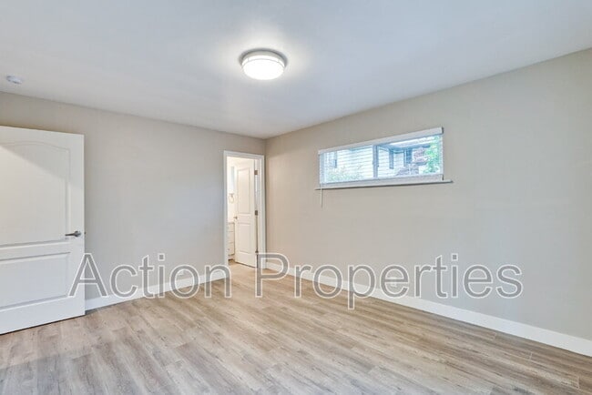 Building Photo - 681 S 13th St