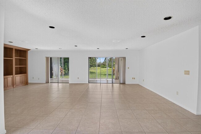 Building Photo - 9264 Vista Del Lago