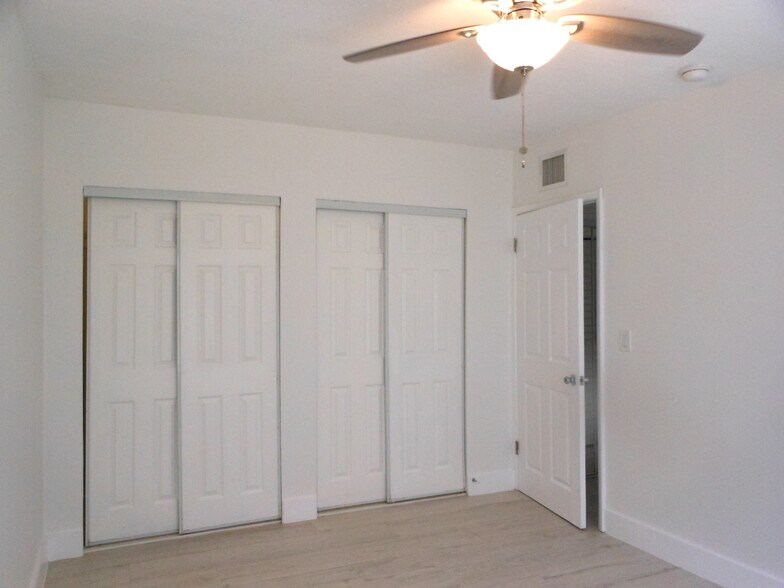 Building Photo - 221 SW 9th Ave