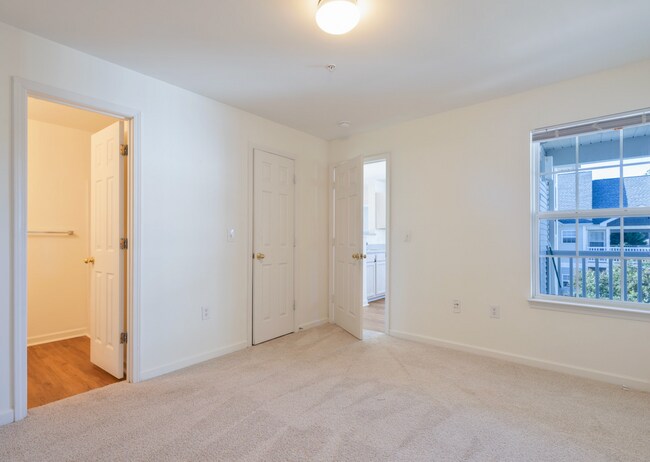 Building Photo - 3 Bedroom Apartment in University Village