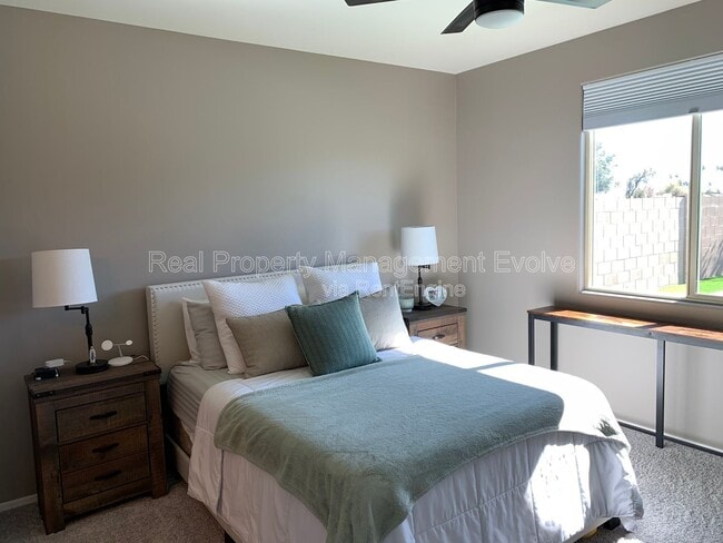 Building Photo - 8721 W MacKenzie Dr