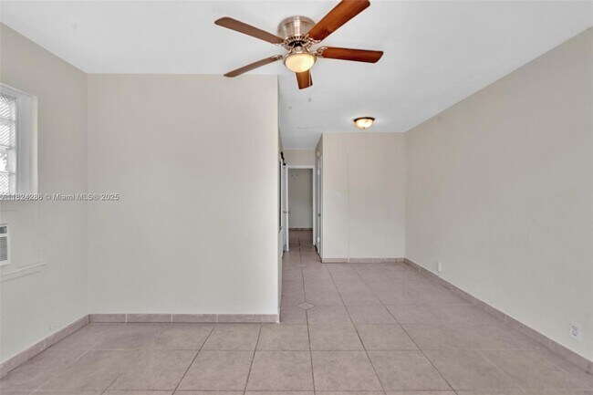 Building Photo - 930 N 16th Ave