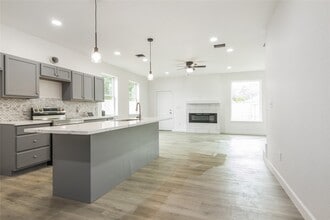 Building Photo - 2305 Sakowitz St