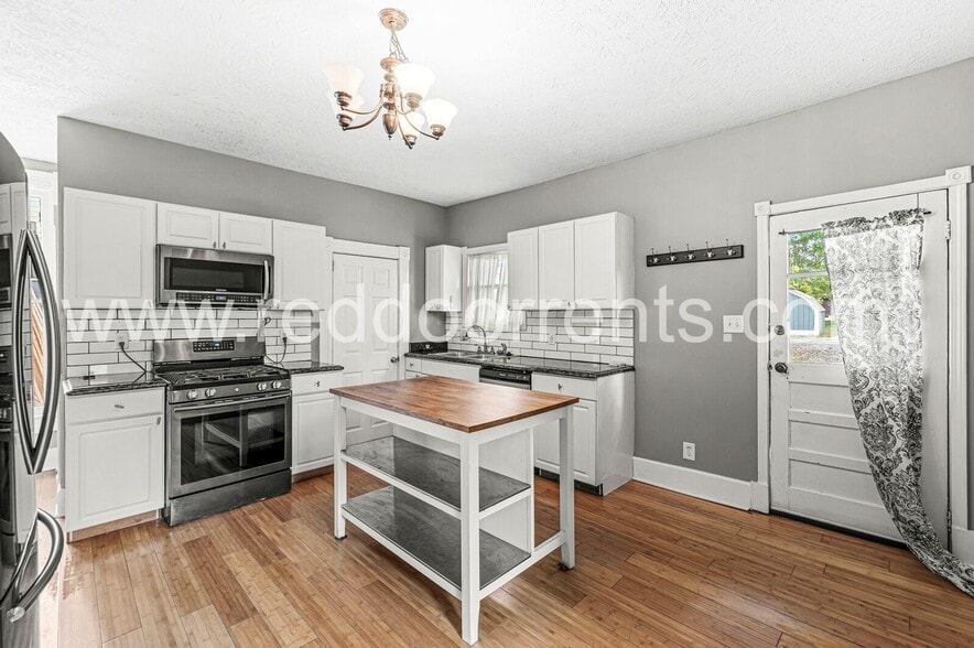 Building Photo - 2037 Bellefontaine St