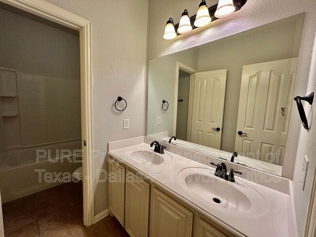 Building Photo - 511 Carnation Ln