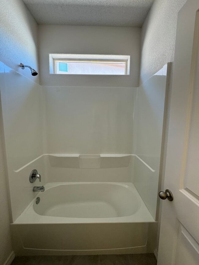 Building Photo - 4 bed 2 bath home in Huning Ranch! Newly B...