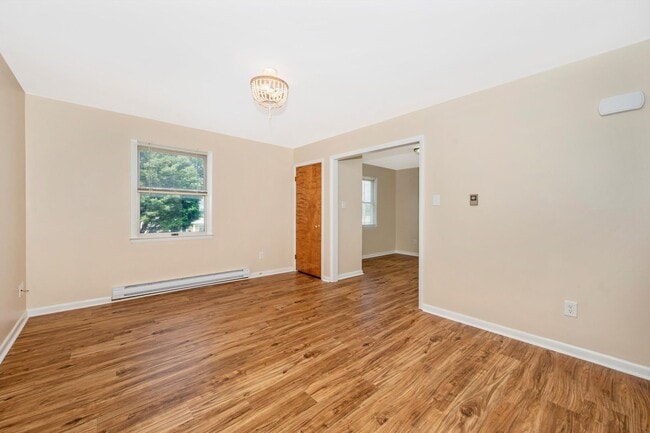 Building Photo - Apartment w/Parking