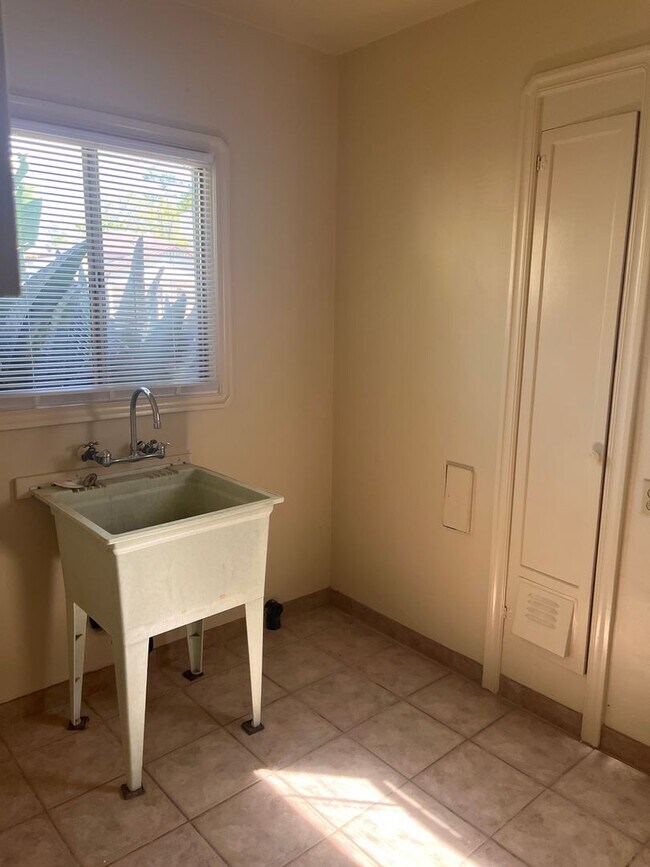 Building Photo - Available Now!! Delightful 1 bedroom, 1 ba...
