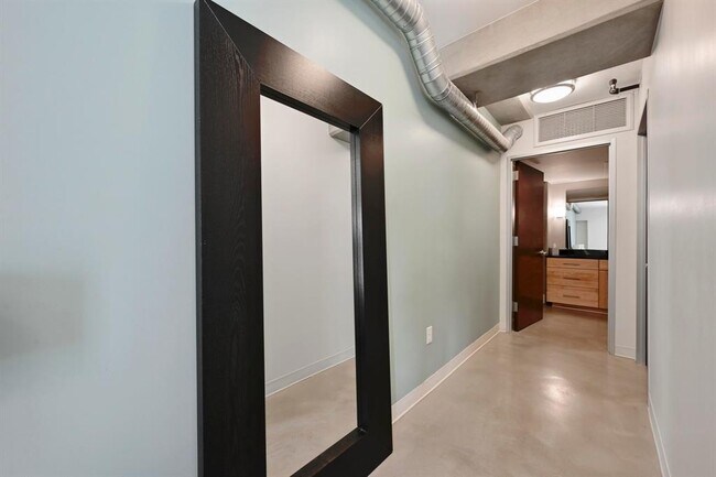 Building Photo - 800 Brazos St