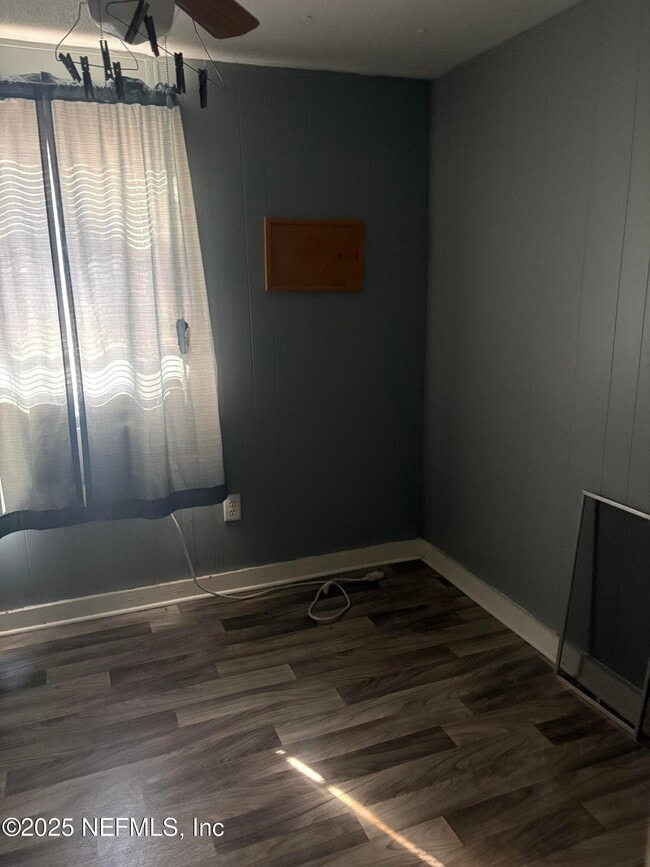 Building Photo - 202 2nd Way