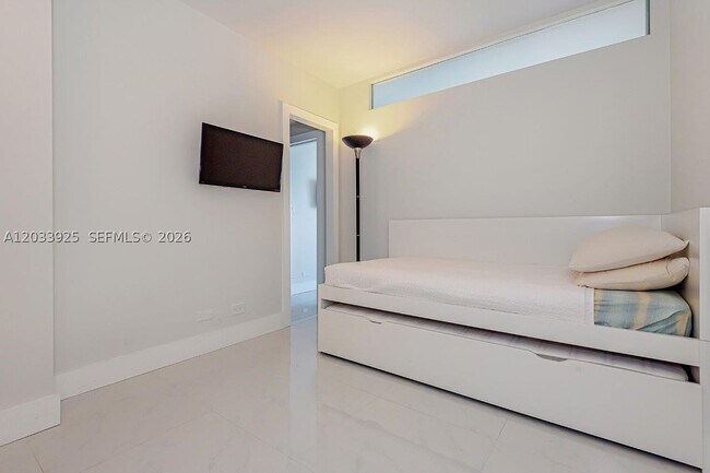 Building Photo - 2301 Collins Ave