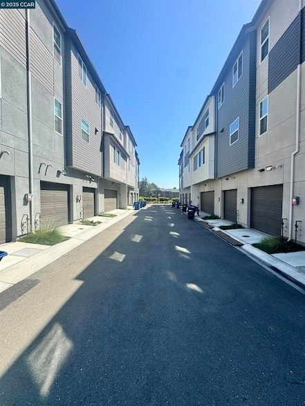 Building Photo - 725 Delve Ct