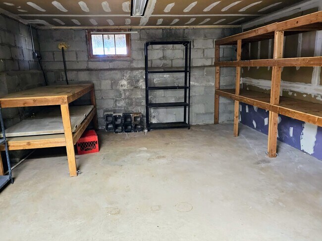 Building Photo - 913 Merritt Dr