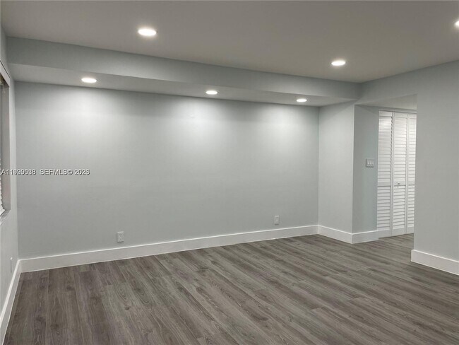 Building Photo - 4725 SW 62nd Ave