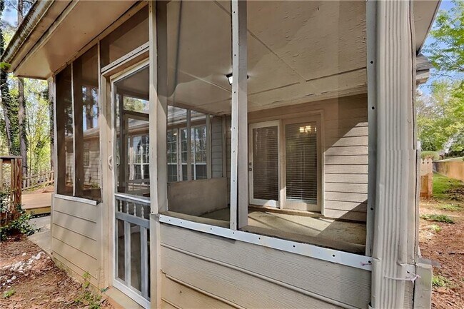 Building Photo - 615 Paris Dr