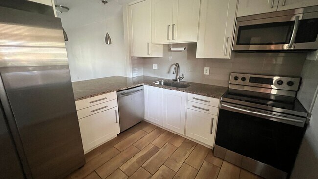 Building Photo - Waterfront, 2 bed 2 bath with boat dock an...