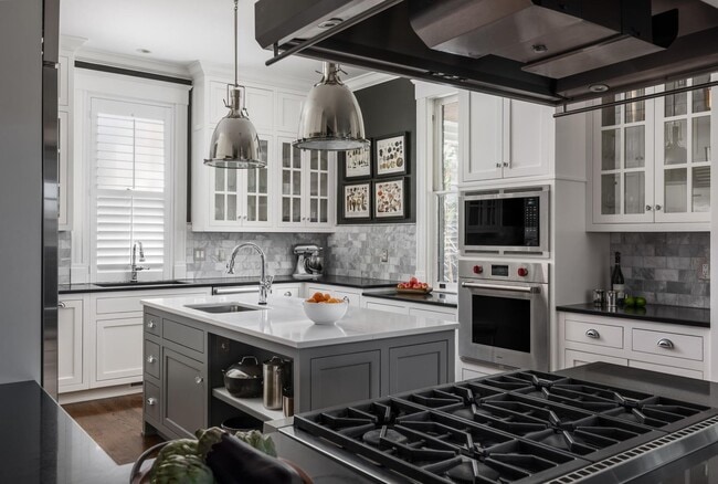 Building Photo - Elegant Fully Furnished 4BR/3.2BA Classic ...