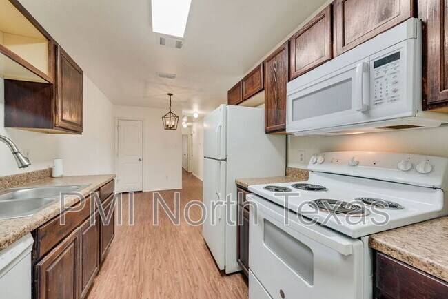 Building Photo - 3008 Prairie Ave