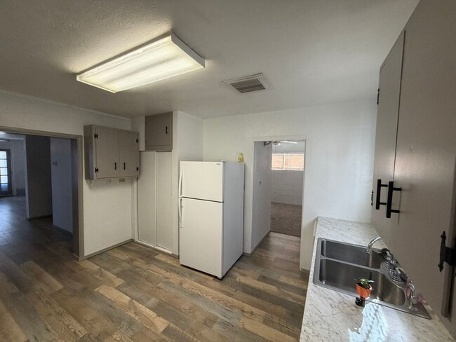 Building Photo - 2 Bed 2 Bath Home