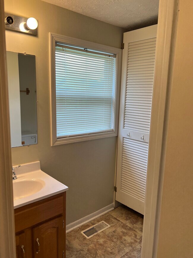 Building Photo - 341 W Main St