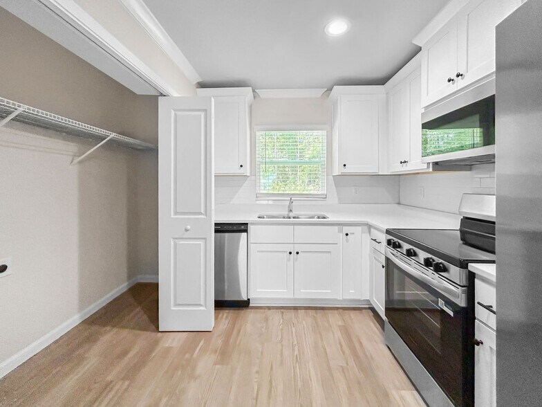 Building Photo - 9368 N Peachtree Way