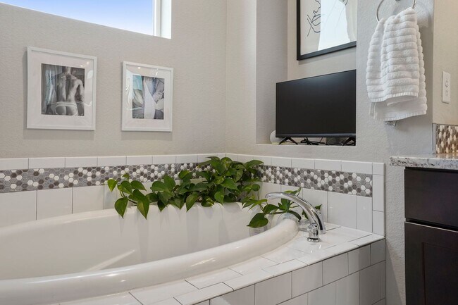 Building Photo - Modern 3-Bedroom Townhome in Midtown Denver – Carefree Living Awaits!