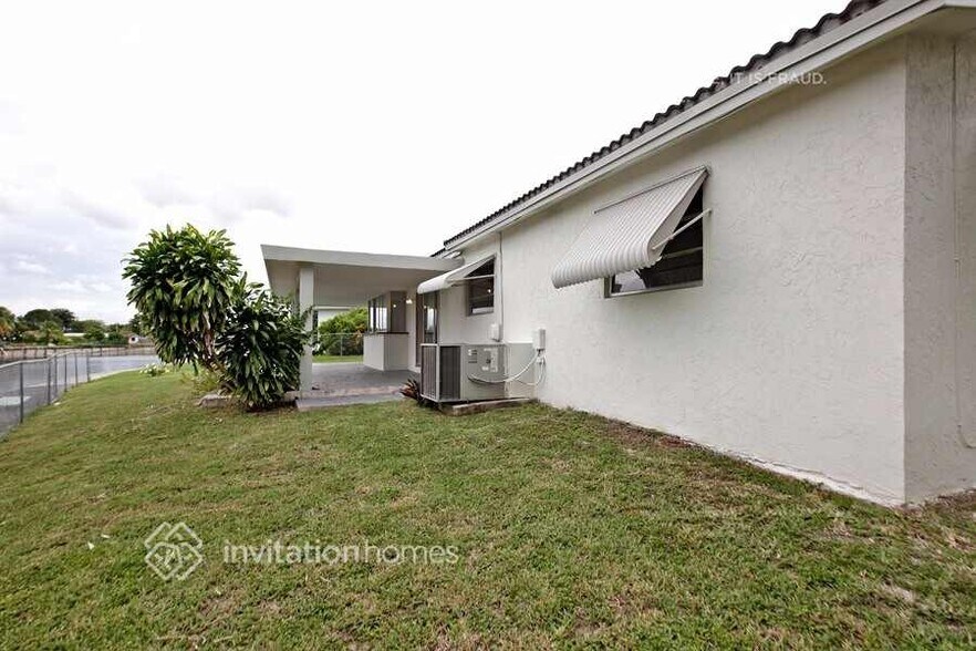 Building Photo - 1612 W River Dr