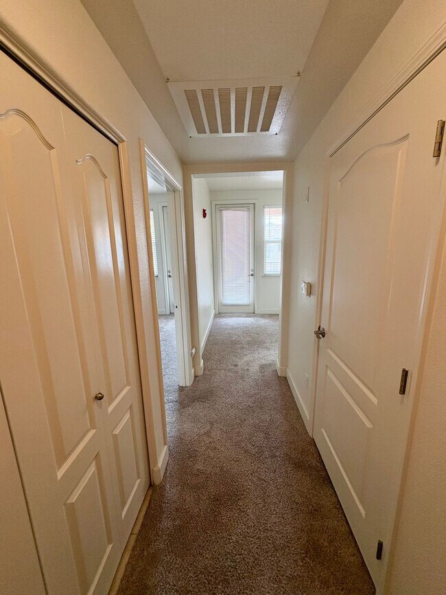 Building Photo - Nice Condo w/Garage in Roseville