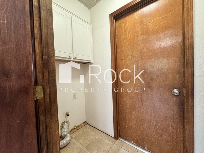 Building Photo - 3 Bedroom, 2 bath, 2 car garage home avail...