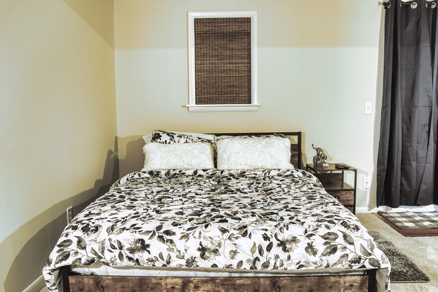 3rd Bed (Basement) - 2430 Grandview Ave