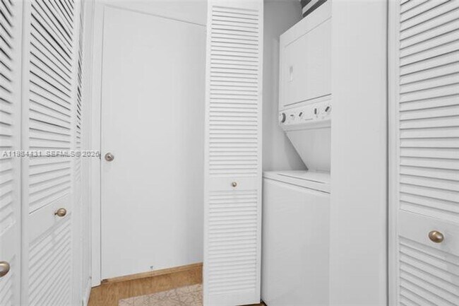 Building Photo - 801 Brickell Key Blvd