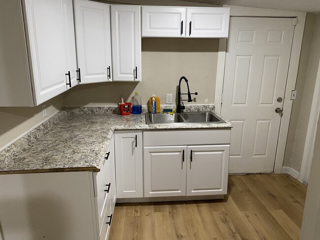 Building Photo - 1040 Line St