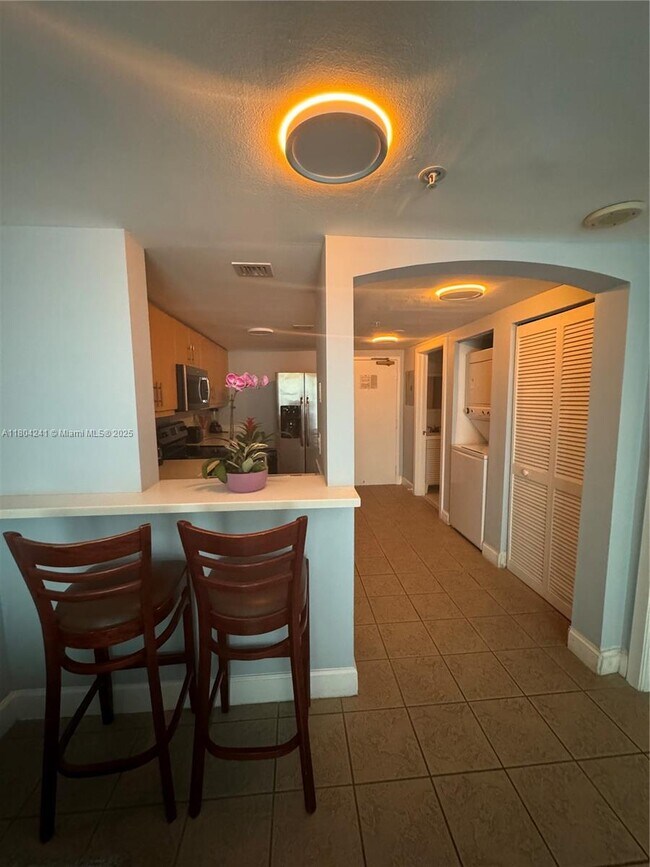 Building Photo - 2951 S Bayshore Dr